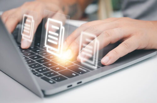 PCを駆使して作業をする人