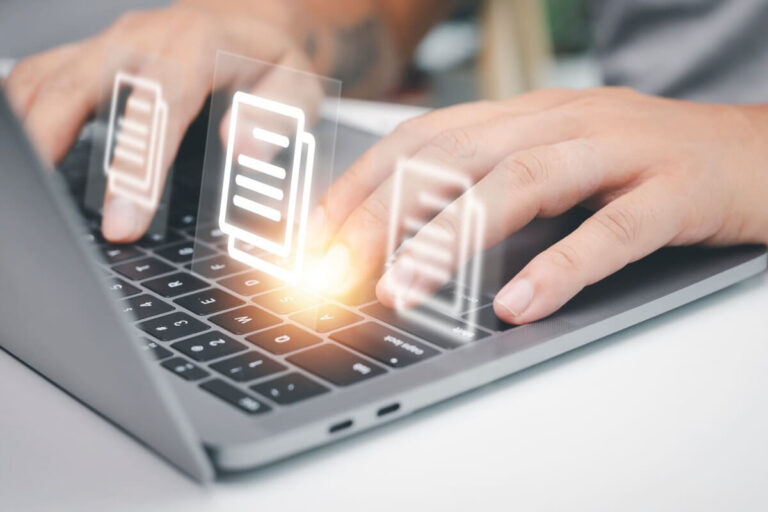 PCを駆使して作業をする人