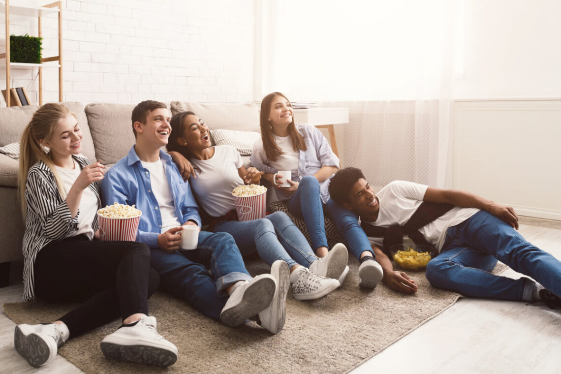 映画鑑賞する学生