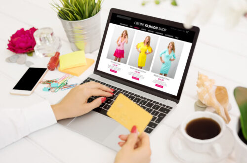 ネットショッピングを楽しむ女性