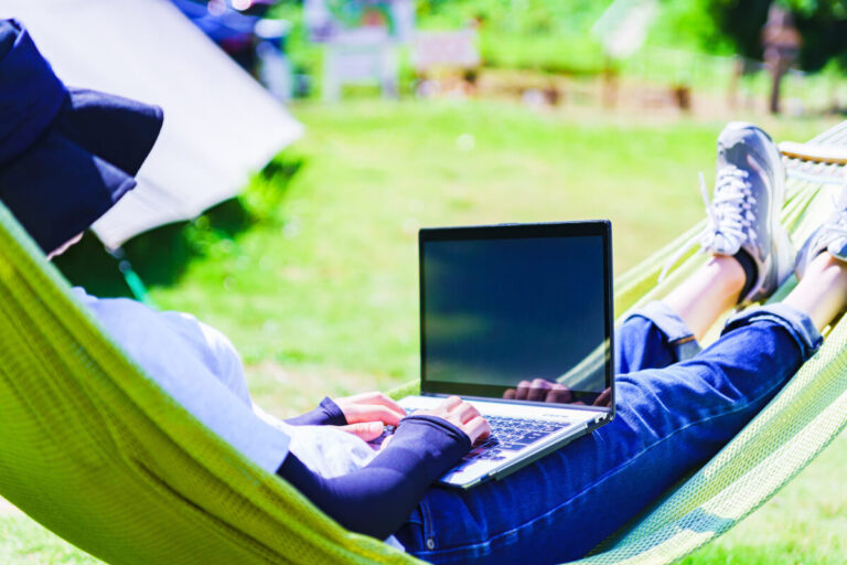 ネットサーフィンをする人