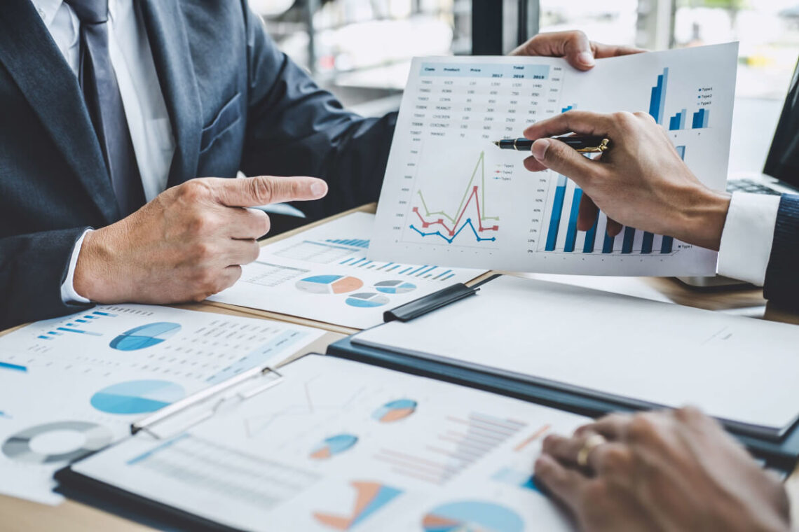 データの統計を話し合う人